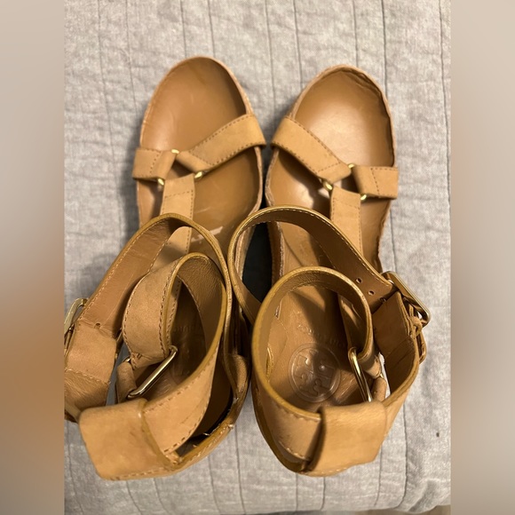 Tory Burch Wedge Sandals Sz 9 - Tan - Picture 10 of 13